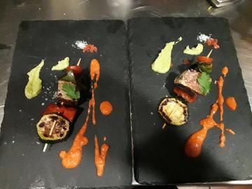 BROCHETA DE ATÚN CON MOJO ROJO Y VERDE