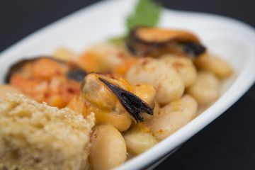 Fabas de Lourenzá con Mexillóns de Galicia e crocante de broa