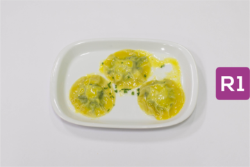 R1- Ravioli recheo de grelos con gambas en salsa de naranxa