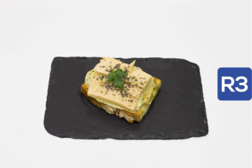 R3- Tosta Hummus de berenjena con ventresca de atún y vinagreta