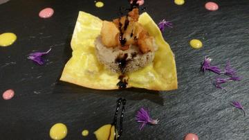 Stoglia crujiente con bizcocho de boletus e bacalao en tempura