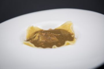 Ravioli de pasta wanton enchido de rabo de boi con foie