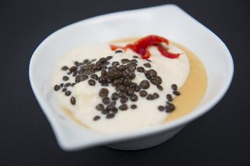 Crema de lentellas vermellas, ovo escalfado e emulsión de Pataca de Galicia con touciño entrefebrado