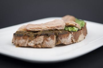 Pan de Castañas de Galicia con doble de pesto e atún ao natural