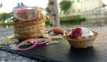 PULLED DE PORCO CELTA CON COMPOTA DE MAZÁ ACOMPAÑADO DE TORTALETA DE CREMA DE QUEIXO CON HORTELÁ E LIMÓN