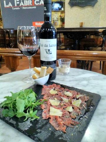 CARPACCIO DE PICAÑA DE VACA CON VINAGRETA DE LIMA E LASCAS DE QUEIXO SAN SIMÓN