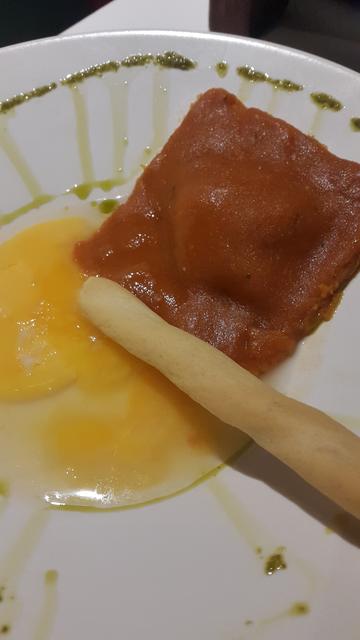 TAPA: RAVIOLI DE PISTO RELLENO DE BACALAO CON YEMA Y FONDO DE PATATA.