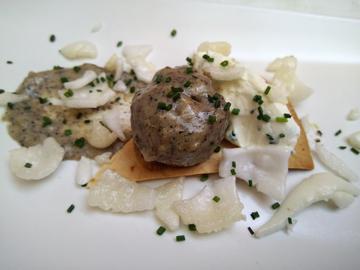 TAPA: ALBÓNDIGA DE TERNERA CON CREMOSO DE QUESO Y SALSA DE SETAS
