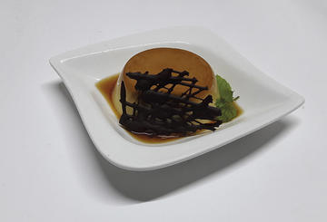 Flan de crema de augardente con crocante de chocolate