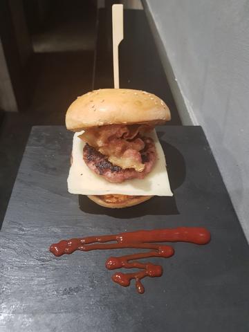 PEKETAPA: HAMBURGUESA DE POLLO CON CRUJIENTE DE BACON Y MERMELADA DE CEBOLLA