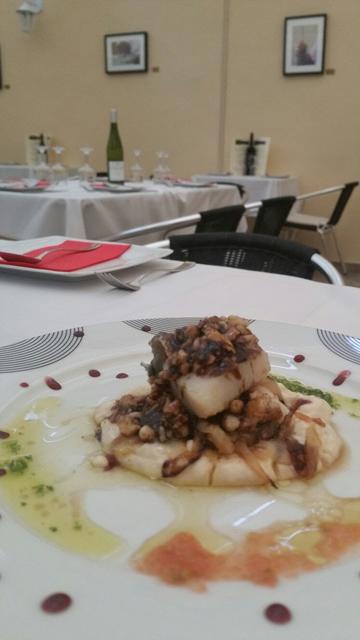 TAPA: BACALAO CONFITADO AL ALI-OLI DE PILPIL Y VINAGRETA DE NUECES Y FRUTAS DEL BOSQUE