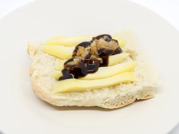 Pincho: Montadiño en pan de Cea con Arzúa Ulloa e castaña en almibar  (Opción 2)