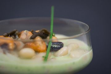 Mexillón de Galicia con fabas de Lourenzá e pilpil de alga codium