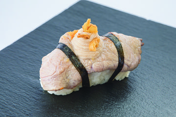 Niguiri de croca de tenreira galega, crema de castañas, wasabi e cebola crocante