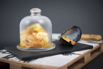 Milfollas de Mexillón de Galicia enchilado con ovo roto ao queixo de Arzúa-Ulloa