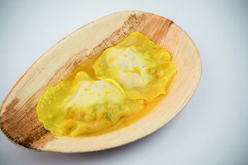 Raviolón de mexillón en sopa de azafrán