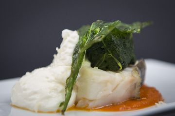 Montadiño de bacallau con grelos de Galicia doces e escuma de queixo San Simón da Costa