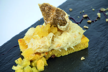 Brandada de bacallau con mazás ao Ribeiro e pan de millo e pasas 