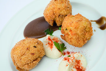 Croquetas de pataca de Galicia, bacallau e allo negro