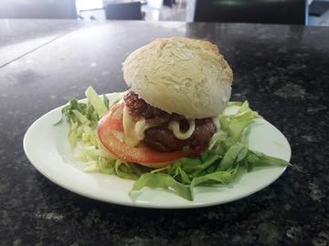 "Mini hamburguesa con cebola caramelizada"