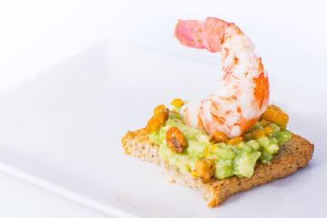 Langostino a Baja Temperatura sobre Crema de Aguacate y Yogur con Crujiente de Maiz