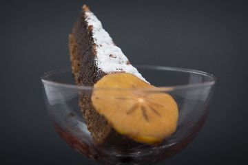 Torta de Santiago ao cacao con redución de viño do Porto