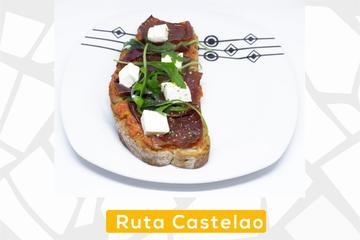 TOSTA DE CECINA CON QUEIXO DO PAÍS CON CREMA DE PEMENTO ASADO, NOCES E PISTACHO