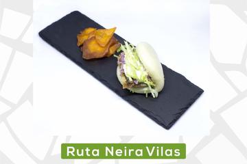 PAN GUA BAO DE PANCETA Á PARRILLA CON SALSA DE IOGUR E SOIA