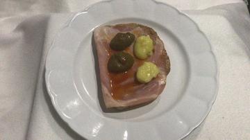 Tosta de pan de cea con lacón e crema de grelos e patata