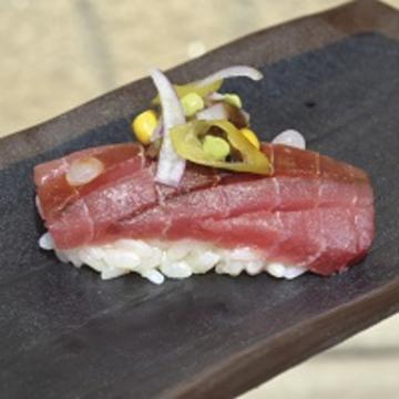 Nigiri de atún rojo a modo de ceviche.