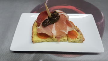 TOSTA DE MILLO CON TOMATE CHERRY, OVO DE CODORNIZ, XAMÓN E PEMENTO DE PADRÓN