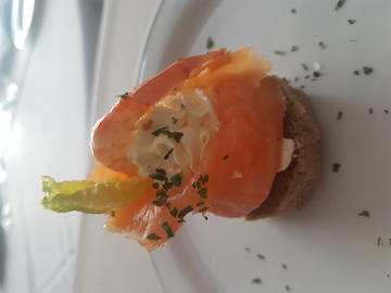 TOSTA DE QUEIXO CREMOSO CON SALMÓN AFUMADO E CEBOLIÑO