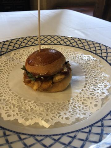 TAPA: MINI HAMBURGUESA DE COCHINILLO CON PAN DE BRIOCHE Y CHALOTA CONFITADA