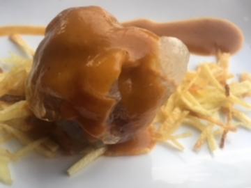 TAPA: RAVIOLI DE UNTUOSA CARRILLERA DE CERDO CON PATATA CRUJIENTE