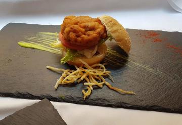 TAPA: HAMBURGUESA DE SALMON COM CREMITA DE GUISANTES