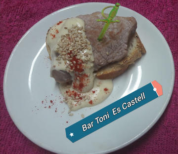 Montadito de solomillo de cerdo con salsa Bar Toni. Snack of pork sirloin with Bar Toni sauce.