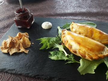 Empanadillas criollas de perdiz y datiles con mermelada de fresa