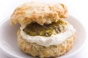 Scone tres queixos con marmelada de pementos de padrón