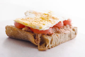 Tosta de atún, tomate natural e ovo frito