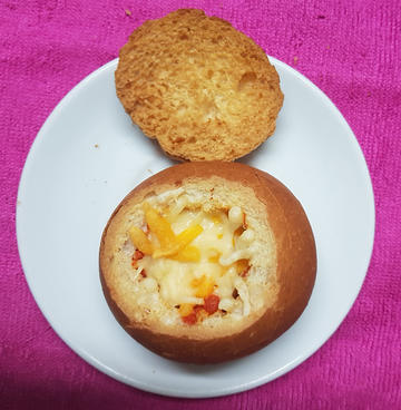 Huevos al nido con sobrasada y queso sobre panecillo sorpresa. Eggs to the nest with sobrasada and cheese on bread.