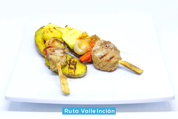 Brocheta de solomillo ibérico, zamburiña e piña con pataca asada