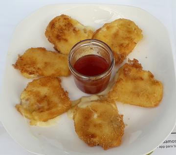 Tacos de qUeixo de arzua fritos con mermelada de tomate