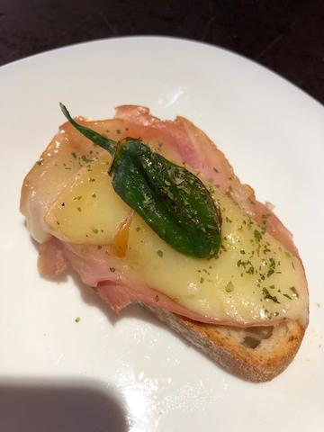 Tosta de xamon asado queixo san simon e pementos de padrón