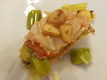 Langostino marinado con puerro salteado.