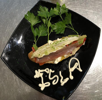 Tosta de anchoas con pisto de la huerta.