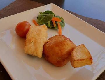 Brocheta de “fish and chips” con tempura de coliflor.