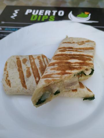 Burrito de queso emmental y pollo al puerro con champiñones.