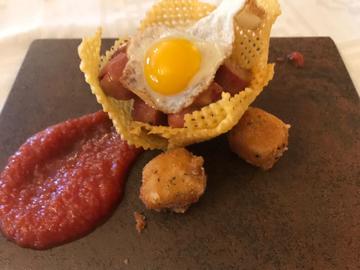 PEKETAPA. Nido de patata con salchichas, huevo frito y queso empanado