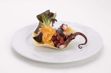 Cesta de pulpo con alioli negro   |  2,50€