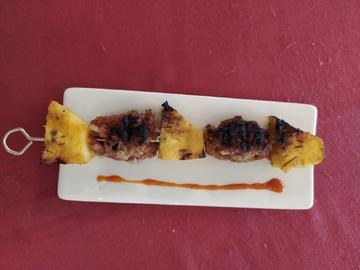 PEKETAPA: BROCHETA DE KEFTA CON PIÑA Y MOJO